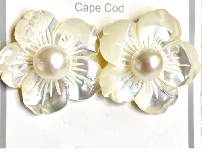 ladies earrings modern classic-Earrings - Etched Flower Stud